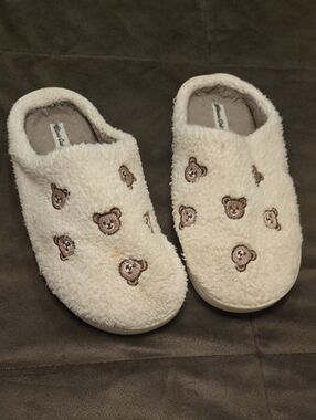 Moon cake Women's Size Large Fuzzy Bear Slippers Small Stain On The Right Toe
